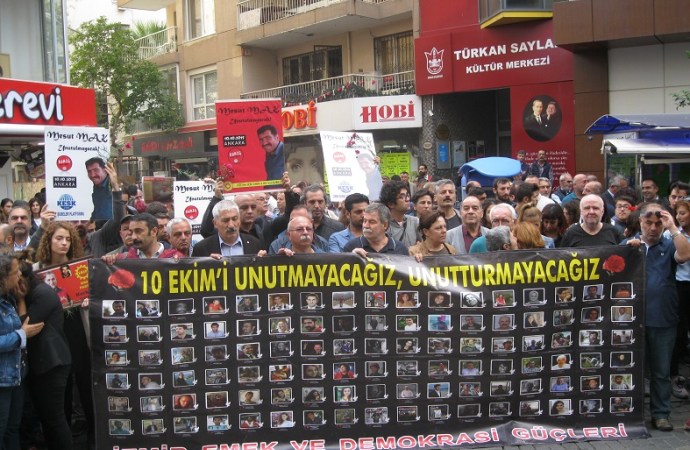 İzmir’de katliamın saati 10.04’te anma yapıldı İzmir’de katliamın saati 10.04’te anma yapıldı