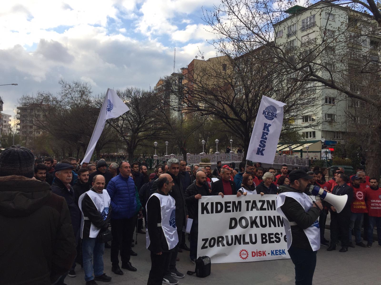 Eskişehir’de emekçiler kazanılmış haklarının gaspına karşı basın açıklaması düzenledi Eskişehir’de emekçiler kazanılmış haklarının gaspına karşı basın açıklaması düzenledi