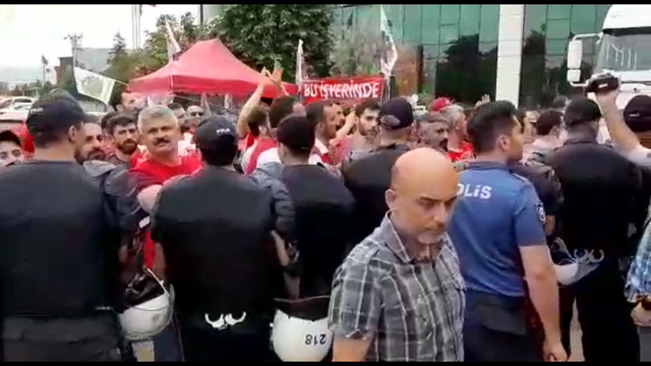 Cem Bialetti'de polis eliyle grev kırıcılığı Cem Bialetti'de polis eliyle grev kırıcılığı