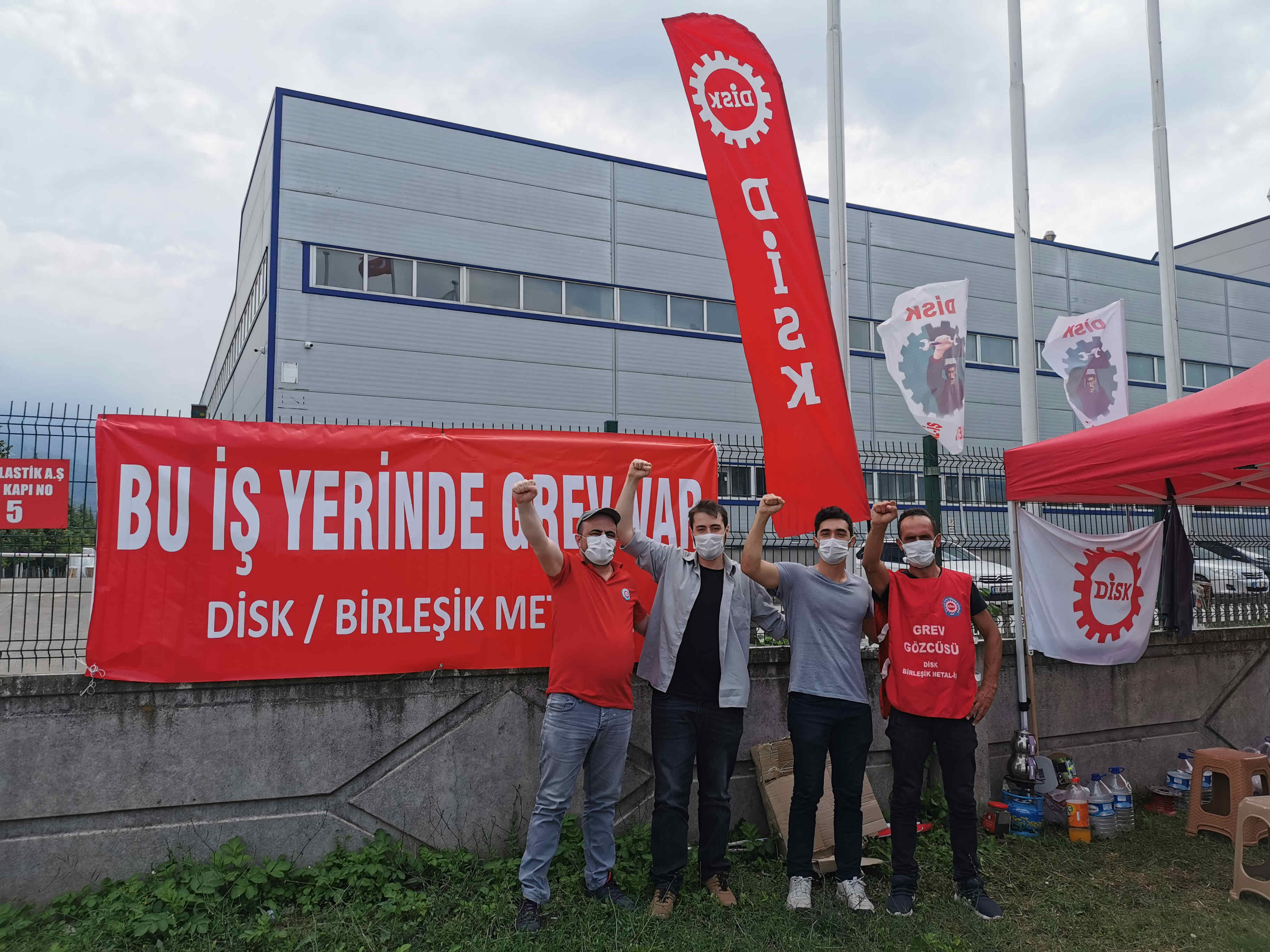 MT Reklam işçilerinin grevi patron yanlısı hukuk sistemini gözler önüne seriyor MT Reklam işçilerinin grevi patron yanlısı hukuk sistemini gözler önüne seriyor