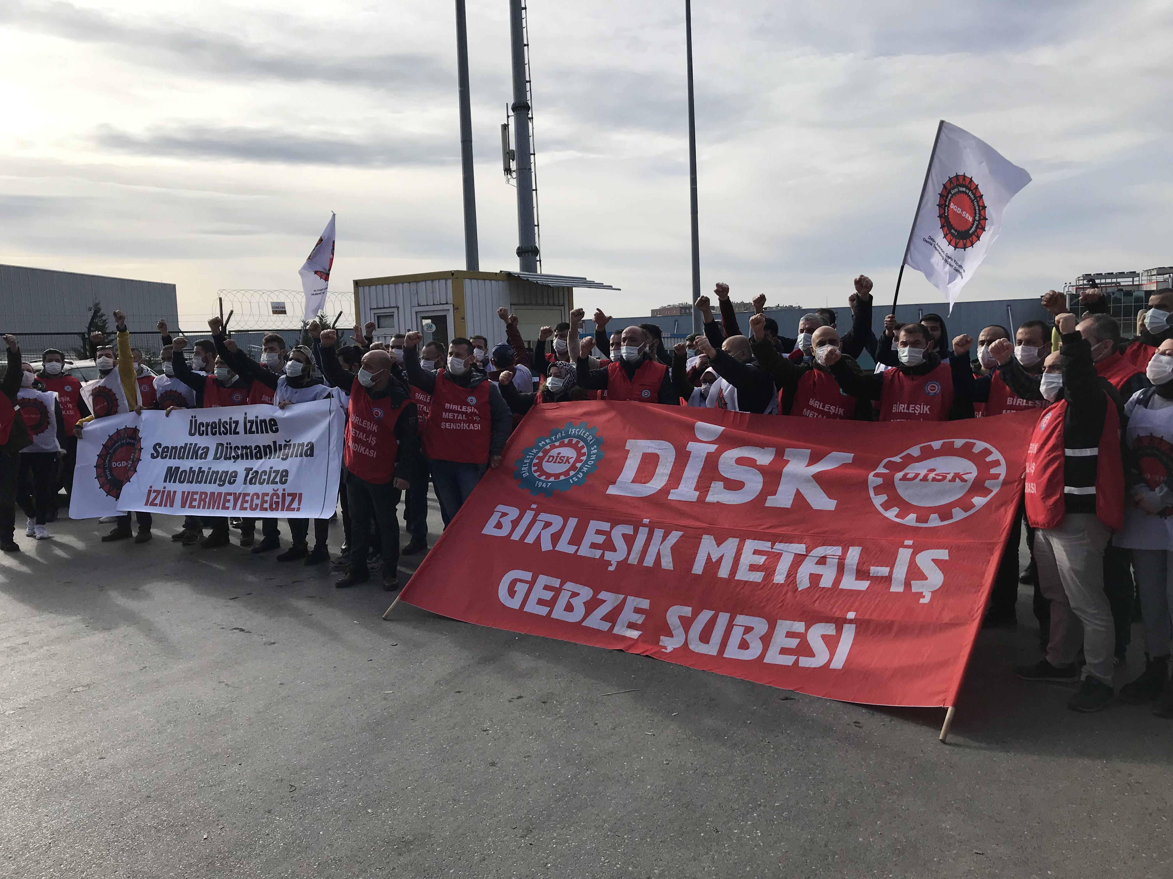 Sendikalaştıkları için ücretsiz izne çıkarılan Migros işçileri direnişe geçti Sendikalaştıkları için ücretsiz izne çıkarılan Migros işçileri direnişe geçti