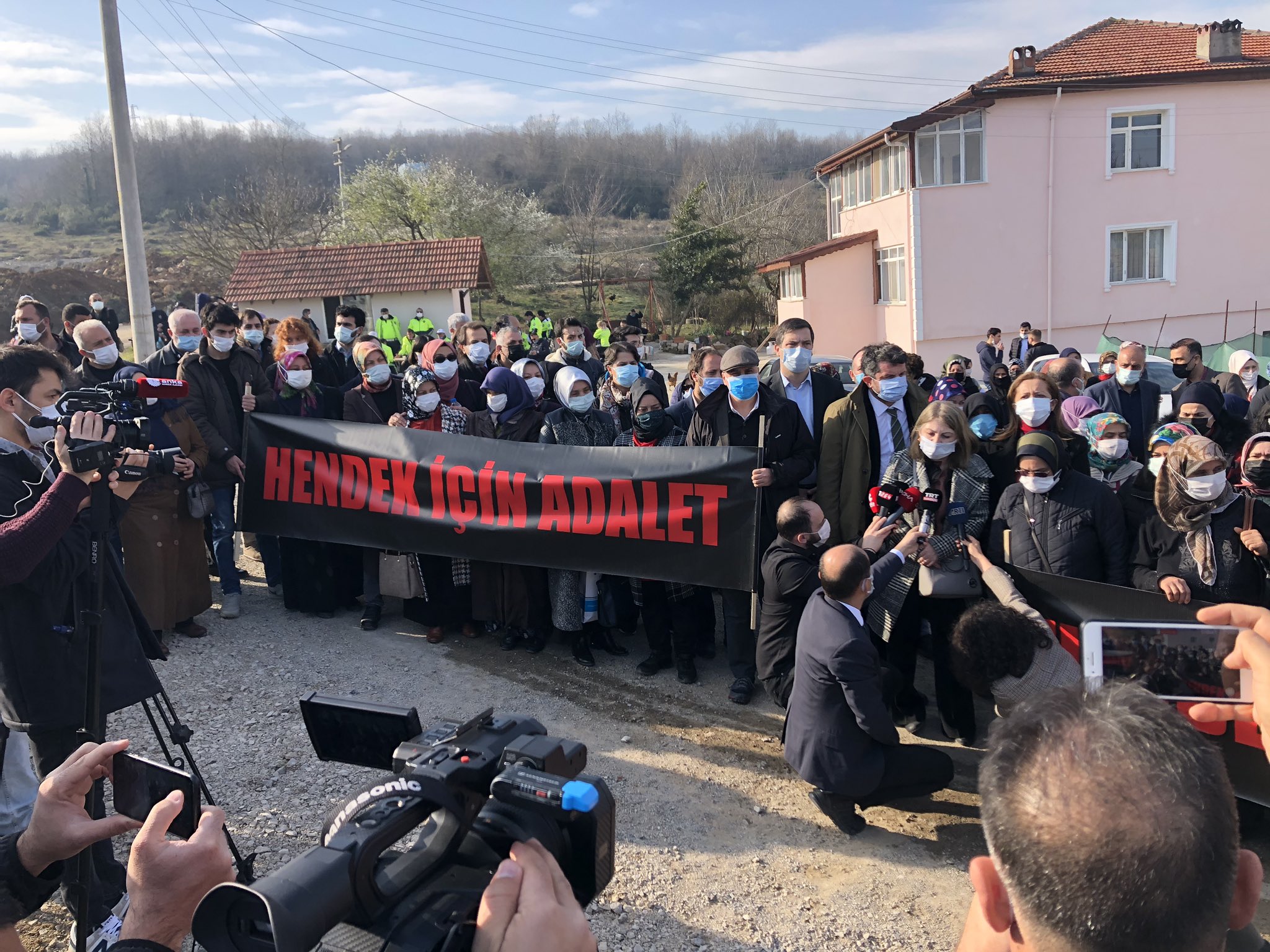 Hendek işçi katliamının davasının ikinci duruşması görüldü: “Hiçbir işin doğasında ölüm yoktur!” Hendek işçi katliamının davasının ikinci duruşması görüldü: “Hiçbir işin doğasında ölüm yoktur!”