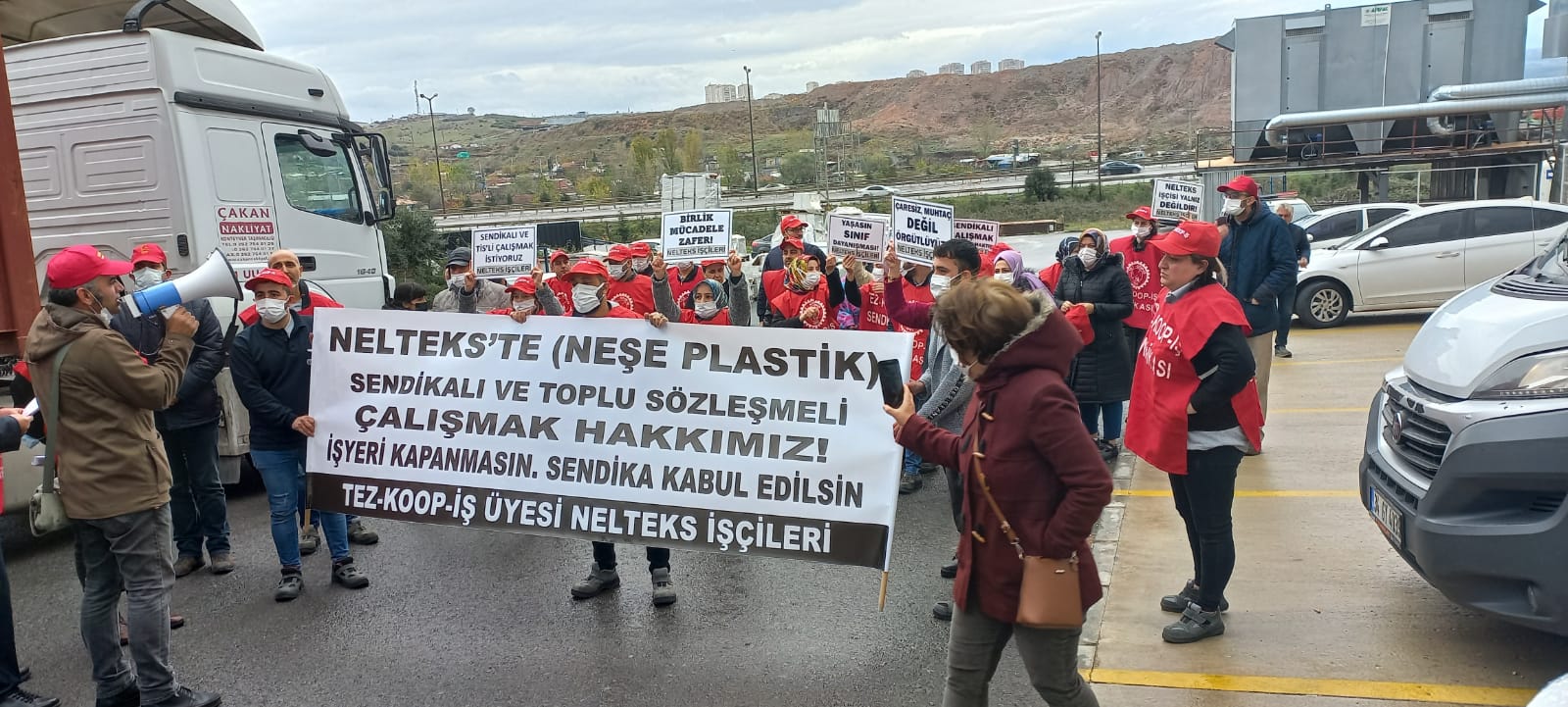 Nelteks işçileri işine emeğine ve sendikasına sahip çıkıyor! Nelteks işçileri işine emeğine ve sendikasına sahip çıkıyor!