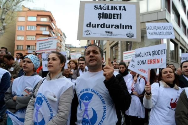 Sağlık emekçilerine yönelik şiddete karşı örgütlenmeye, mücadeleye! Sağlık emekçilerine yönelik şiddete karşı örgütlenmeye, mücadeleye!
