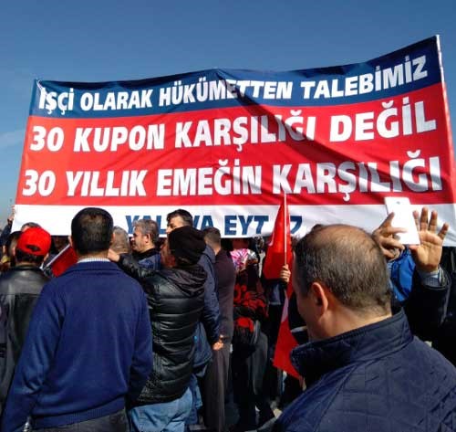 Seçim yaklaştıkça iktidarın Emeklilikte Yaşa Takılanlar için çözüm vaadi bir kez daha gündeme geldi. Daha önce pek çok miting ve eylem yapan EYT’liler sosyal medyada #5MilyonEYTliyiz diyerek taleplerini yükseltiyor. Çalışma ve Sosyal Güvenlik Bakanı Vedat Bilgin sorunun çözümü için farklı alternatiflerin masada olduğunu ve en uygun olanının devreye alınacağını söyledi ve 2022 yılı sonuna işaret etti. AKP iktidarı sermayeye uygun formül arıyor Vedat Bilgin’in “en uygun” dediği formülün genelde işçi sınıf