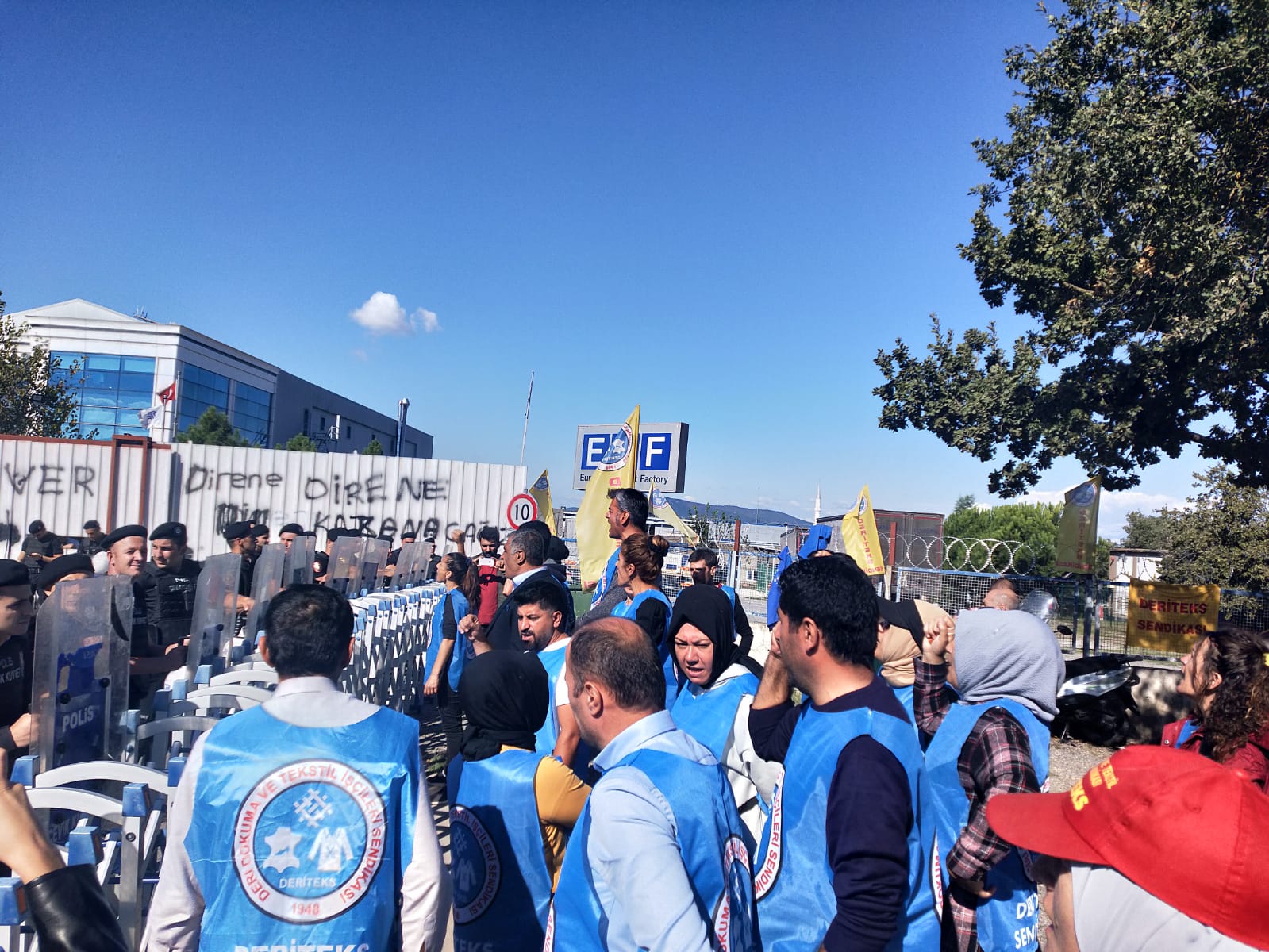 ETF Tekstil işçilerinin hak gaspına karşı mücadelesi iki buçuk ayı geçti. ETF Tekstil patronu Sanem Dikmen 31 Temmuz’da fabrikayı kapatma kararı almış ve işçilere kıdem, ihbar tazminatlarının ve sözleşmeden doğan yan haklarının yüzde kırkını vereceğini söylemişti. Bunun üzerine haklarının tamamını almak için fabrikaya kapanan ETF Tekstil işçileri fabrika kapanma zamanı gelene kadar fabrika içinde mücadele ettiler. ETF işçileri fabrika kapandıktan sonra da kapı önünde mücadelelerine devam ettiler. ETF Tekst