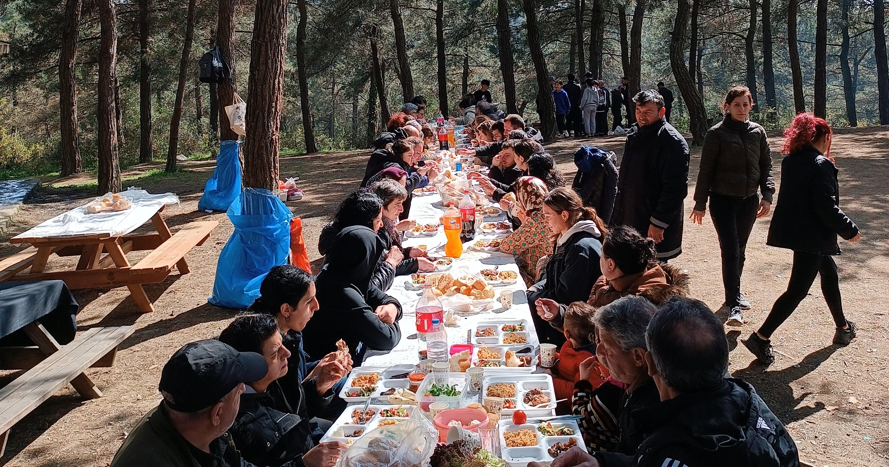 Dostların arasında güneşin sofrasında 1 Mayıs pikniğinde!