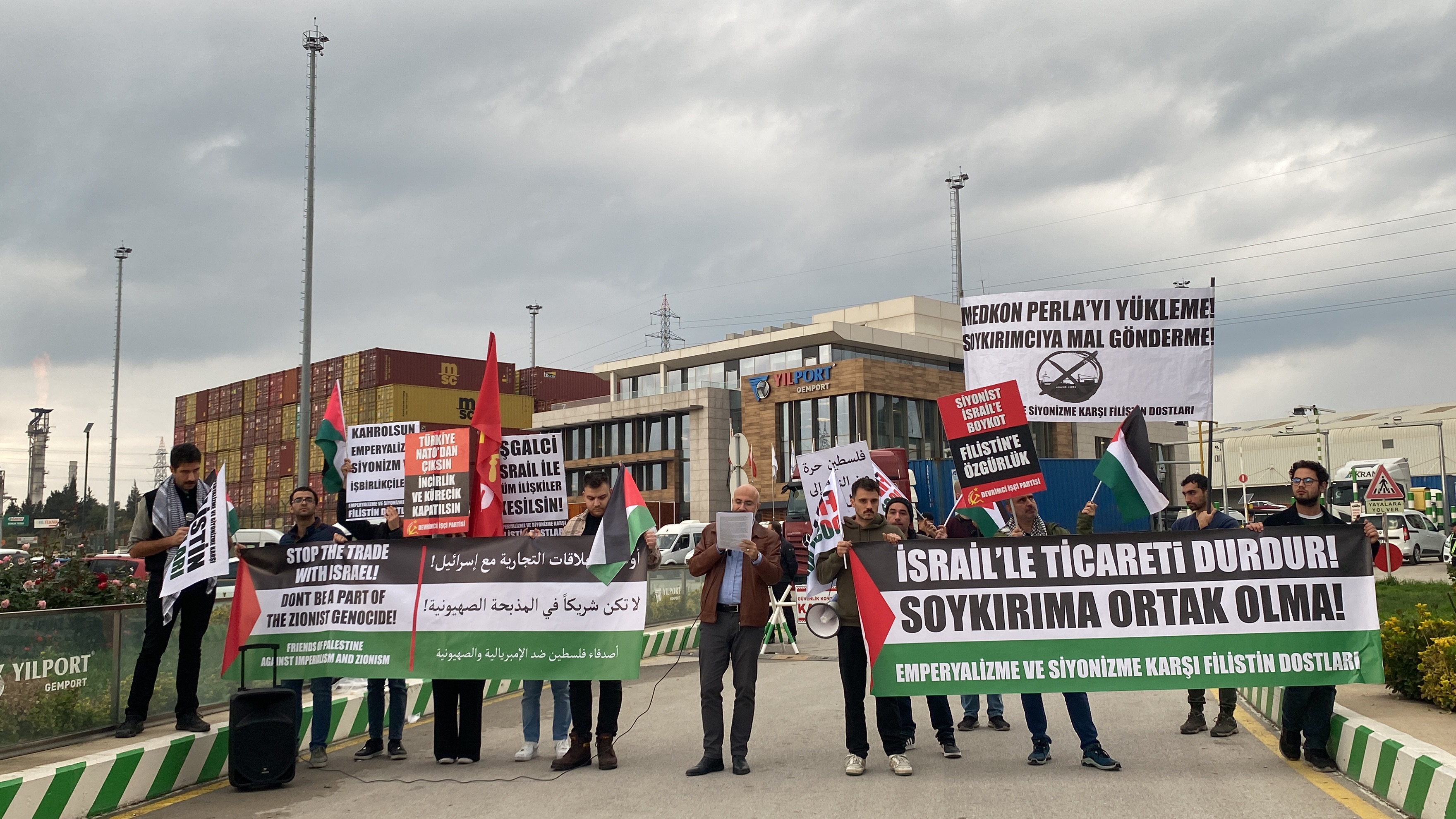 Filistin Dostları Gemlik limanında: Gemileri yükleme! İsrail’le kanlı ticareti durdur! Filistin Dostları Gemlik limanında: Gemileri yükleme! İsrail’le kanlı ticareti durdur!