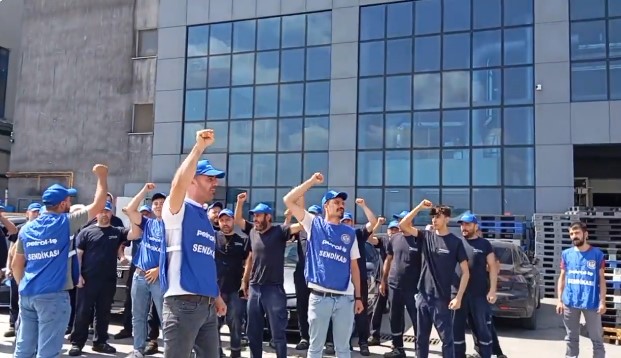 As Plastik işçileri toplu sözleşme yapma hakları için direniyor, greve gidiyor. As Plastik işçileri toplu sözleşme yapma hakları için direniyor, greve gidiyor.