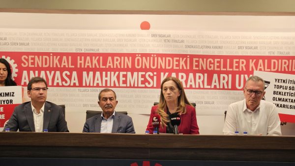 Patron saldırıyor yargı seyrediyor Anayasal sendika hakkı gasp ediliyor! İşçiler Anayasal hakkı için direniyor! Patron saldırıyor yargı seyrediyor Anayasal sendika hakkı gasp ediliyor! İşçiler Anayasal hakkı için direniyor!