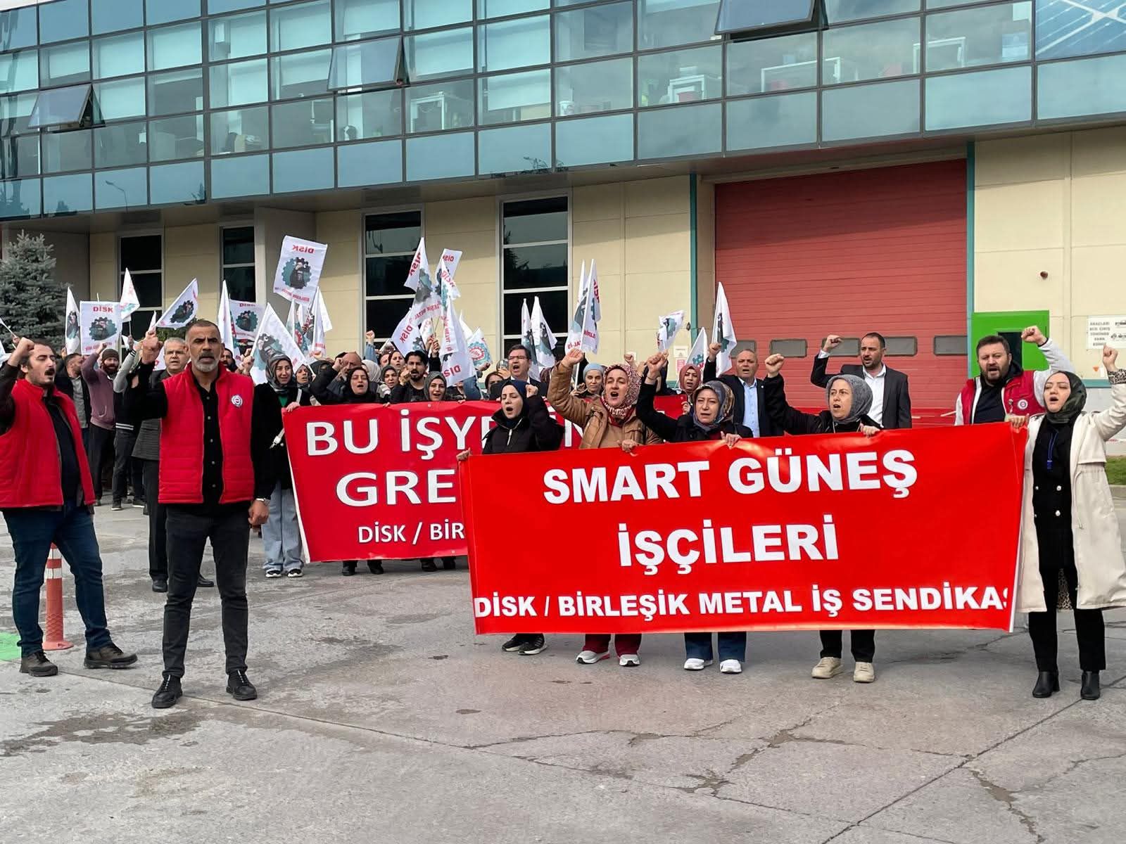 Smart Solar grevinden bir işçi kadın: İş, aş, hürriyet için! İnsanca bir yaşam için!