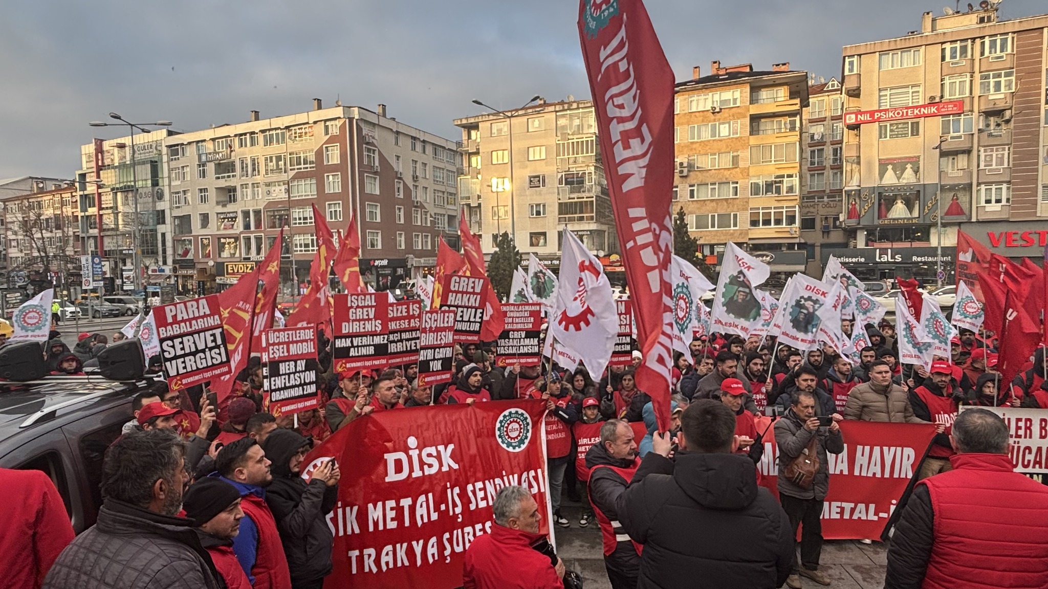 Metal sektöründe Eylül ayından beri devam eden MESS grup toplu iş sözleşmesi görüşmeleri 22 Ocak tarihinde anlaşmayla sonuçlandı. Türk-İş’e bağlı Türk Metal, DİSK’e bağlı Birleşik Metal-İş ve Hak-İş’e bağlı Öz Çelik-İş sendikalarının da ortak imzasıyla sonuçlanan anlaşmaya göre ilk olarak saat ücreti brüt 140 liranın altında olanlara 140 lirayı geçmemek üzere 10 lira tamamlama yapılacak. Ardından tüm ücretlere önce yüzde 20 zam yapılacak ve bu zammın üzerine brüt 17,61 lira seyyanen ek yapılacak. İkinci alt