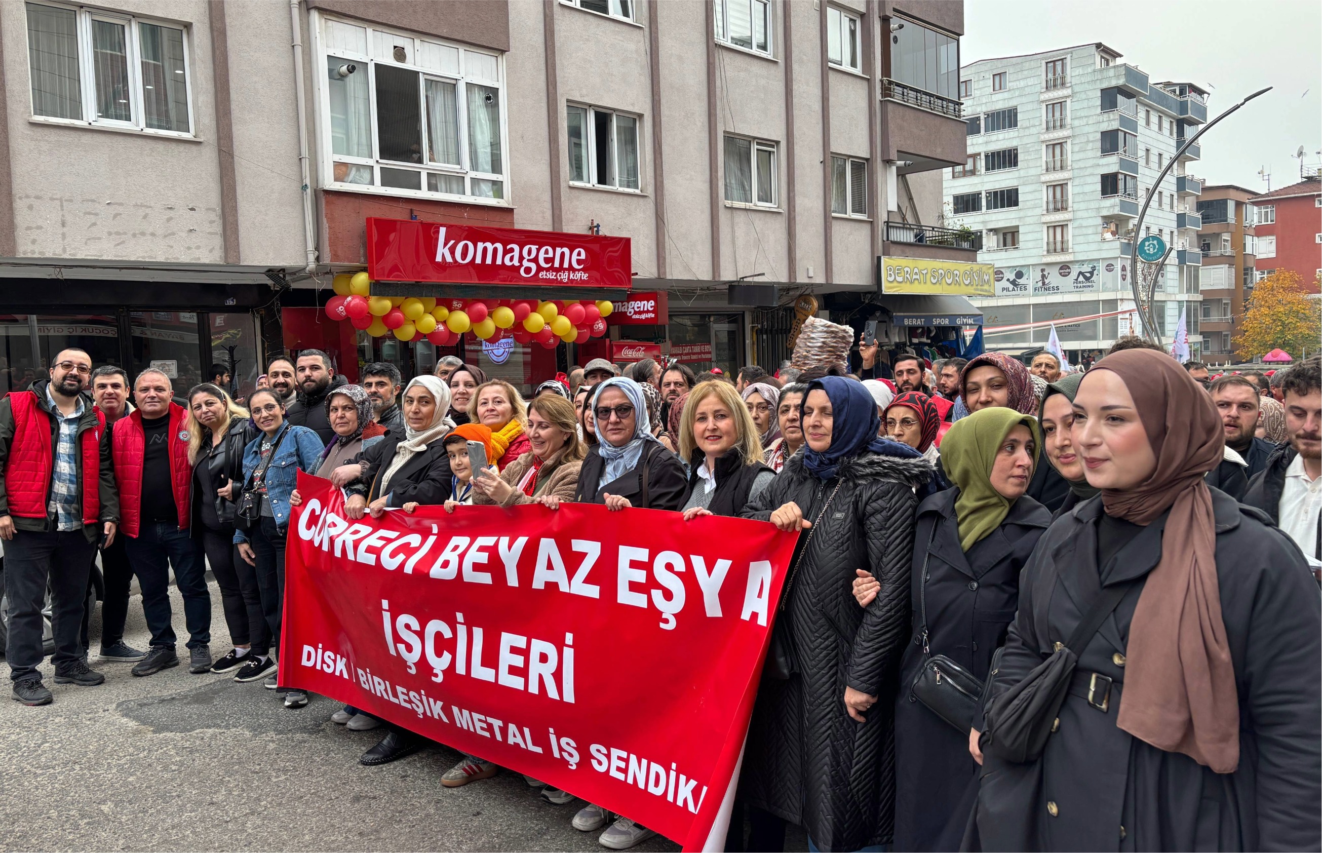 Yüzde doksanı kadın işçilerden oluşan bir fabrika olarak işçi sınıfımıza; neredeyse yirmi yıl sefil koşullarda çalıştırılmış emekçi kadınların, sendikalı olduktan ve üç toplu sözleşme dönemi geçirdikten sonra insanca çalışma koşullarına nasıl ulaşabildiğini gösterdiğimiz emsal bir sözleşmeye hazırlanıyoruz. Yolumuz açık olsun! Yaşasın örgütlü mücadelemiz!