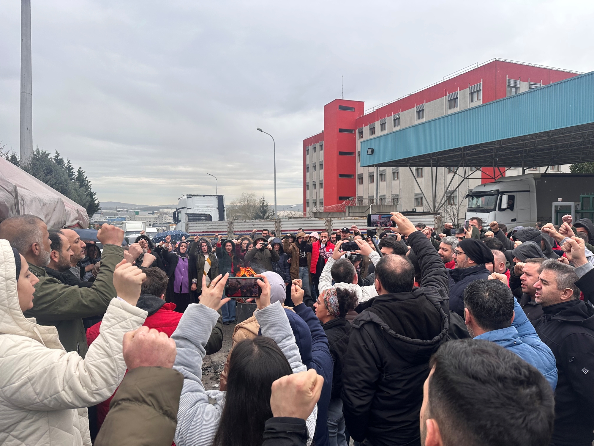 İş aş hürriyet mücadelesinin öncüsü Smart Solar işçilerinin bileğini yedi düvel bükemedi!