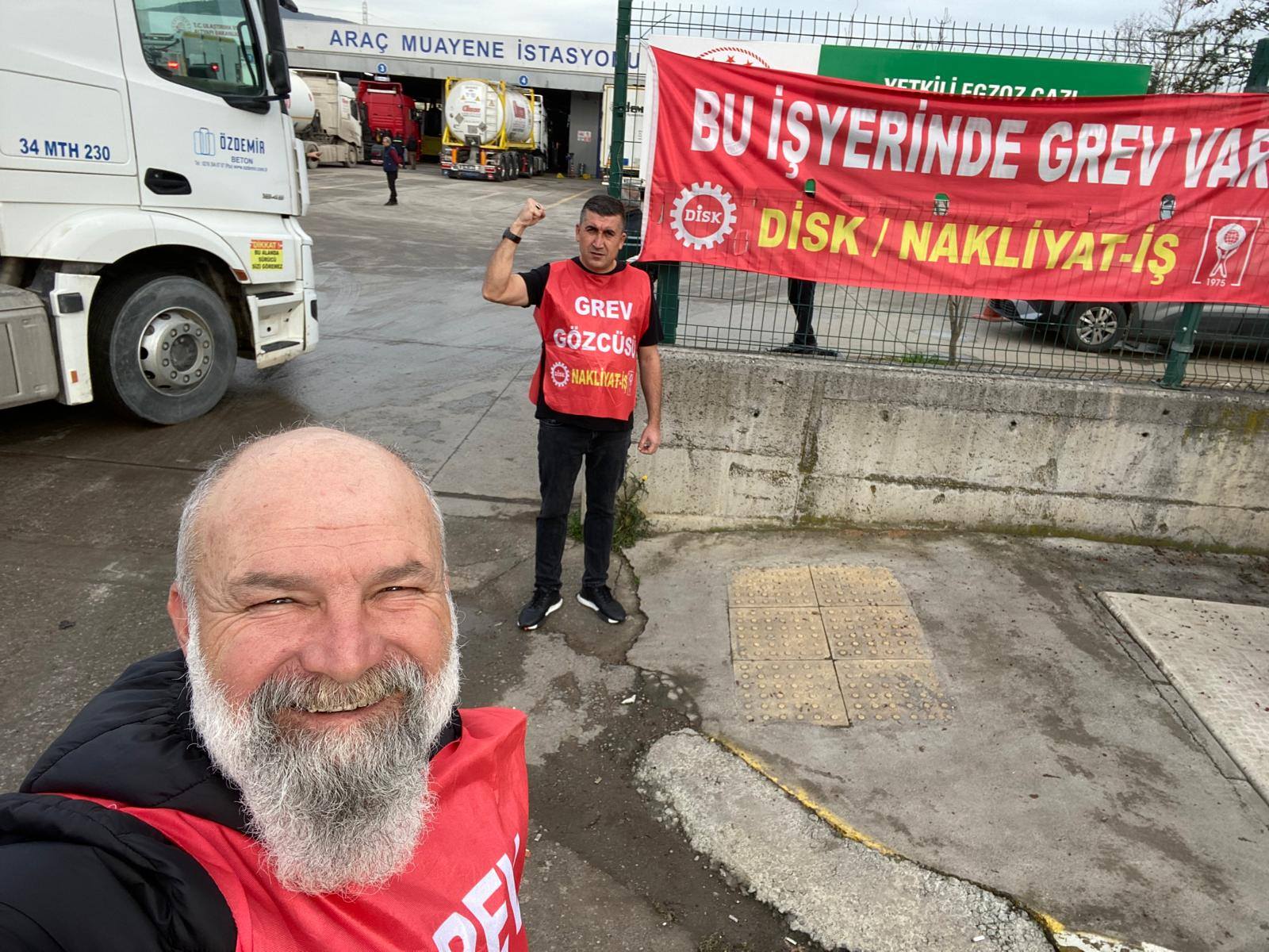 Nakliyat-İş sendikasında örgütlenen Tüvtürk İstanbul Taşıt Muayene İstasyonları İletişim AŞ firması işçileri, 2022 yılında gasbedilen Toplu İş Sözleşmesi (TİS) yapma yetkisini 2025 yılında yargı yoluyla kazandı. Sendika düşmanı tavrını değiştirmeyen patron TİS masasına yanaşmayınca işçiler 13 Aralık tarihinde greve çıktı. Ulaştırma ve Altyapı Bakanlığına bağlı Tüvtürk’te grev kırıcılık yapılıyor. Bakanlık, bir yandan grevcilerin yerine grev kırıcı işçiler çalıştırmaya çabalarken diğer yandan muayene istasyo