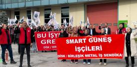 Smart Solar grevinden bir işçi kadın: İş, aş, hürriyet için! İnsanca bir yaşam için!