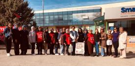 Smart Solar grevinden bir işçi kadın: Smart Solar grevinden selamlar