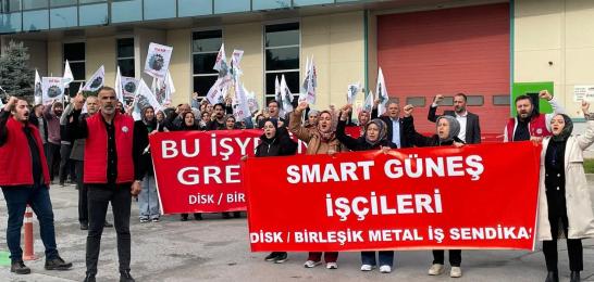 Smart Solar grevinden bir işçi kadın: İş, aş, hürriyet için! İnsanca bir yaşam için!