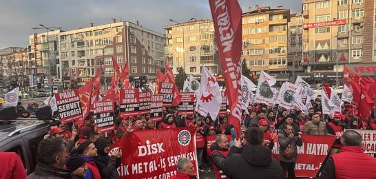 Metal sektöründe Eylül ayından beri devam eden MESS grup toplu iş sözleşmesi görüşmeleri 22 Ocak tarihinde anlaşmayla sonuçlandı. Türk-İş’e bağlı Türk Metal, DİSK’e bağlı Birleşik Metal-İş ve Hak-İş’e bağlı Öz Çelik-İş sendikalarının da ortak imzasıyla sonuçlanan anlaşmaya göre ilk olarak saat ücreti brüt 140 liranın altında olanlara 140 lirayı geçmemek üzere 10 lira tamamlama yapılacak. Ardından tüm ücretlere önce yüzde 20 zam yapılacak ve bu zammın üzerine brüt 17,61 lira seyyanen ek yapılacak. İkinci alt