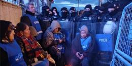 Patronun defalarca anayasayı çiğneyerek grev kırıcılığı yaptığı, en son fabrikadaki üretim araçlarını başka bir fabrikaya taşıdığı Temel Conta fabrikasında 13 aydır süren grev yeni fabrikanın önüne taşındı. İzmir’in Kemalpaşa ilçesinde faaliyet gösteren Temel Conta fabrikasında çalışan, Petrol-İş Sendikası’nda örgütlü işçiler, patronun yetkiye rağmen sendikal haklarını tanımaması ve Toplu İş Sözleşmesi masasına oturmaması nedeniyle 10 Aralık 2024’te greve çıkmıştı. 13 aydır süren grevin ilk gününden bu yana