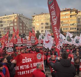 Metal sektöründe Eylül ayından beri devam eden MESS grup toplu iş sözleşmesi görüşmeleri 22 Ocak tarihinde anlaşmayla sonuçlandı. Türk-İş’e bağlı Türk Metal, DİSK’e bağlı Birleşik Metal-İş ve Hak-İş’e bağlı Öz Çelik-İş sendikalarının da ortak imzasıyla sonuçlanan anlaşmaya göre ilk olarak saat ücreti brüt 140 liranın altında olanlara 140 lirayı geçmemek üzere 10 lira tamamlama yapılacak. Ardından tüm ücretlere önce yüzde 20 zam yapılacak ve bu zammın üzerine brüt 17,61 lira seyyanen ek yapılacak. İkinci alt