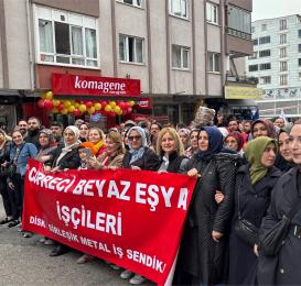 Yüzde doksanı kadın işçilerden oluşan bir fabrika olarak işçi sınıfımıza; neredeyse yirmi yıl sefil koşullarda çalıştırılmış emekçi kadınların, sendikalı olduktan ve üç toplu sözleşme dönemi geçirdikten sonra insanca çalışma koşullarına nasıl ulaşabildiğini gösterdiğimiz emsal bir sözleşmeye hazırlanıyoruz. Yolumuz açık olsun! Yaşasın örgütlü mücadelemiz!