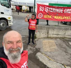 Nakliyat-İş sendikasında örgütlenen Tüvtürk İstanbul Taşıt Muayene İstasyonları İletişim AŞ firması işçileri, 2022 yılında gasbedilen Toplu İş Sözleşmesi (TİS) yapma yetkisini 2025 yılında yargı yoluyla kazandı. Sendika düşmanı tavrını değiştirmeyen patron TİS masasına yanaşmayınca işçiler 13 Aralık tarihinde greve çıktı. Ulaştırma ve Altyapı Bakanlığına bağlı Tüvtürk’te grev kırıcılık yapılıyor. Bakanlık, bir yandan grevcilerin yerine grev kırıcı işçiler çalıştırmaya çabalarken diğer yandan muayene istasyo