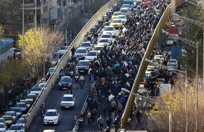 İran halkı ekmek ve hürriyet için ayakta