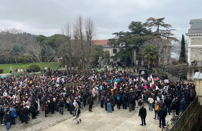 Boğaziçi Üniversitesi’nde kayyım yönetim, keyfi kararlarına karşı direnen öğrencilere çevik kuvvetle saldırdı! Üniversiteleri savunmak için örgütlü mücadeleyi büyütmeye!