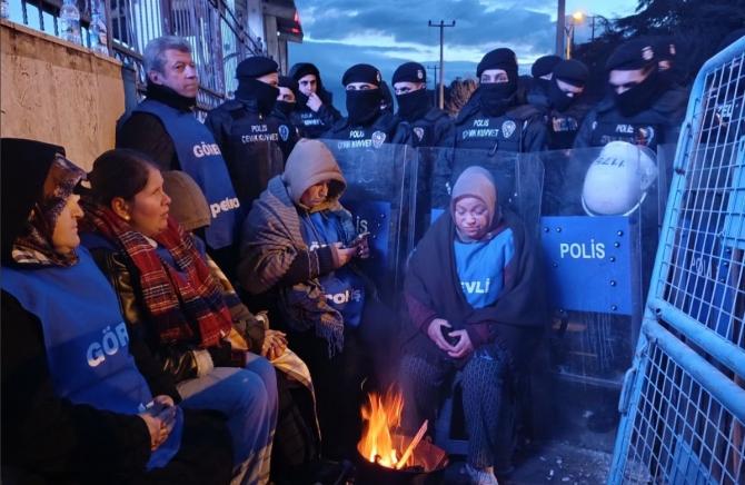 Patronun defalarca anayasayı çiğneyerek grev kırıcılığı yaptığı, en son fabrikadaki üretim araçlarını başka bir fabrikaya taşıdığı Temel Conta fabrikasında 13 aydır süren grev yeni fabrikanın önüne taşındı. İzmir’in Kemalpaşa ilçesinde faaliyet gösteren Temel Conta fabrikasında çalışan, Petrol-İş Sendikası’nda örgütlü işçiler, patronun yetkiye rağmen sendikal haklarını tanımaması ve Toplu İş Sözleşmesi masasına oturmaması nedeniyle 10 Aralık 2024’te greve çıkmıştı. 13 aydır süren grevin ilk gününden bu yana