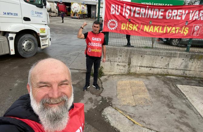 Nakliyat-İş sendikasında örgütlenen Tüvtürk İstanbul Taşıt Muayene İstasyonları İletişim AŞ firması işçileri, 2022 yılında gasbedilen Toplu İş Sözleşmesi (TİS) yapma yetkisini 2025 yılında yargı yoluyla kazandı. Sendika düşmanı tavrını değiştirmeyen patron TİS masasına yanaşmayınca işçiler 13 Aralık tarihinde greve çıktı. Ulaştırma ve Altyapı Bakanlığına bağlı Tüvtürk’te grev kırıcılık yapılıyor. Bakanlık, bir yandan grevcilerin yerine grev kırıcı işçiler çalıştırmaya çabalarken diğer yandan muayene istasyo