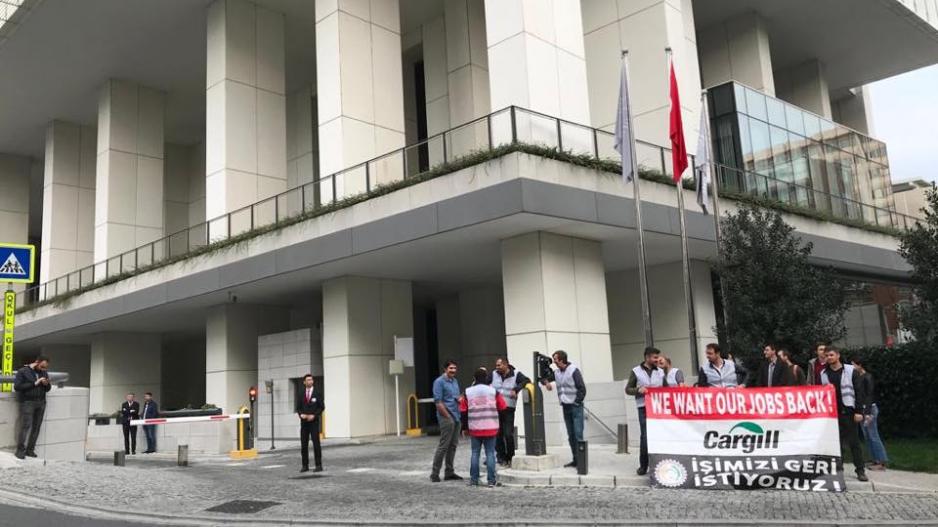 Cargill işçileri Fairmon Otel önünde bildiri dağıttı Cargill işçileri Fairmon Otel önünde bildiri dağıttı