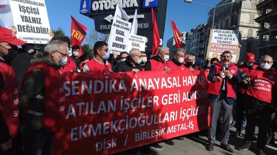 Çorum’da Birleşik Metal-İş’e üye olan, sendikalaşma hakkı ve Kod29 ile işten çıkartmalara karşı 65 gündür direnen Ekmekçioğulları işçileri Çorum ve İstanbul’da eş zamanlı eylem yaptı.  Çorum’da Birleşik Metal-İş’e üye olan, sendikalaşma hakkı ve Kod29 ile işten çıkartmalara karşı 65 gündür direnen Ekmekçioğulları işçileri Çorum ve İstanbul’da eş zamanlı eylem yaptı.