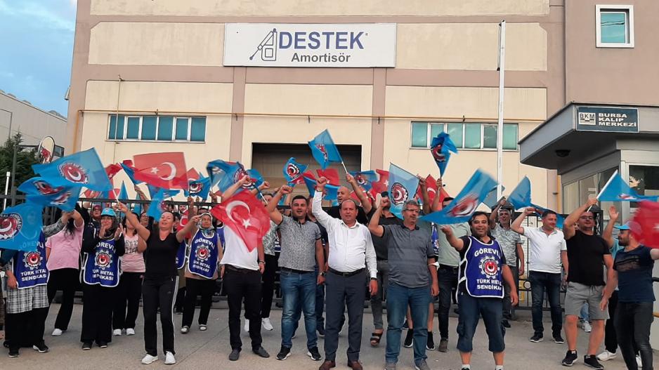 Türk Metal'da örgütlenen Destek Otomotiv işçileri patrona ve polise karşı direniyor: “Sendika haktır işten atmak suçtur!” Türk Metal'da örgütlenen Destek Otomotiv işçileri patrona ve polise karşı direniyor: “Sendika haktır işten atmak suçtur!”