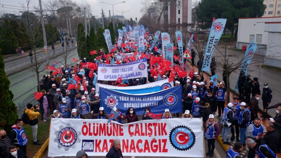 Metal işçileri meydanı doldurdu: Türk Metal sakın geri adım atma!
