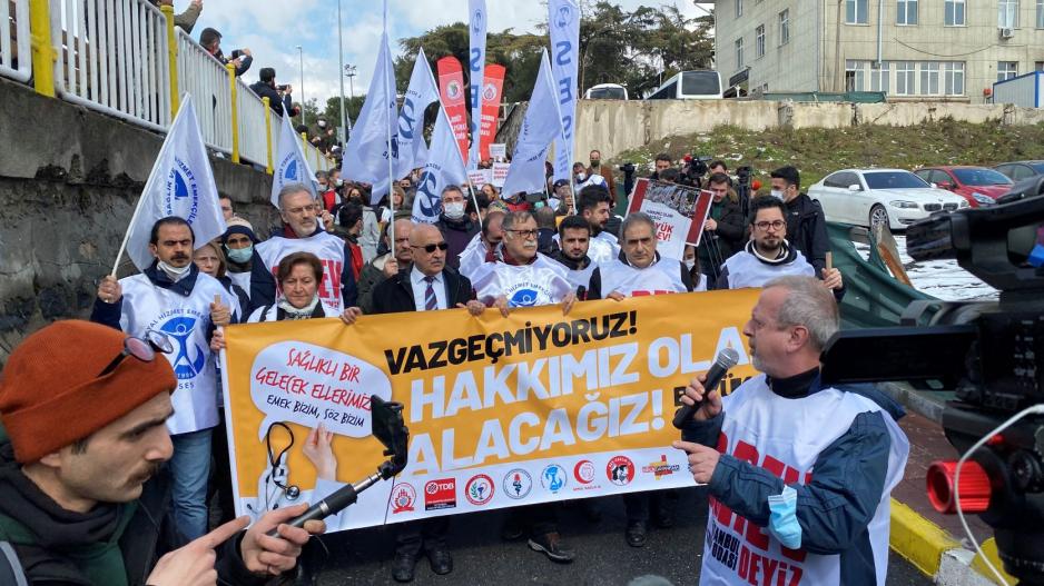 Sağlık emekçileri bir kez daha G(ö)revdeydi; Hep birlikte #gitmiyoruz dediler