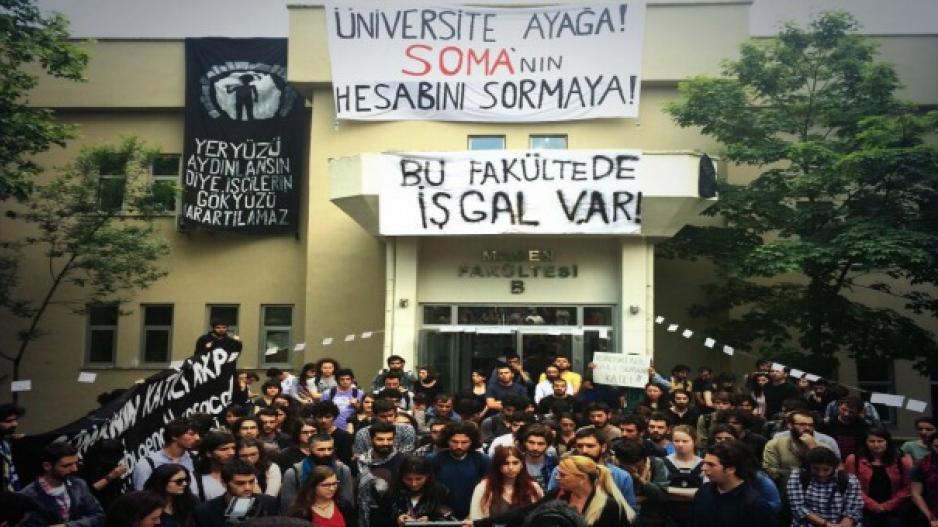 Türkiye’de bu yıl emekçi halk derin bir ekonomik krizin ortasındayken ardı ardına iki depremle sarsıldı. Bunlar yaşanırken seçimler yapıldı. Her iki burjuva ittifakı da sanki deprem hiç yaşanmamış, ülkede ekonomik kriz yokmuş gibi siyaset yaptılar çünkü bu konular siyasetin gündemi olsa her iki tarafın da işçi ve emekçi kitlelere düşman olduğu meydana çıkacaktı. Seçimden sonra ise emekçi halkın payına daha derin bir yoksulluk düştü.