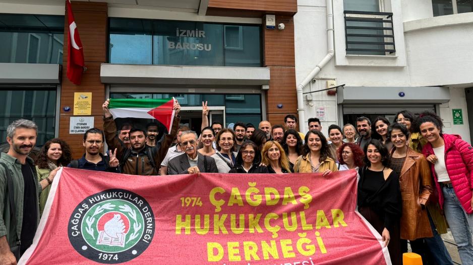 Çağdaş Hukukçular Derneği İzmir Şubesi Genel Kurulunda üye avukatlar Filistin halkının yanında ve dayanışma içinde olacağını ilan etti!