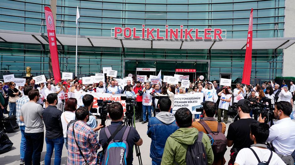 Randevular iki dakikaya sıkıştı, İTO ve SES eylemle tepki verdi: Sağlık iki dakikaya sığmaz!