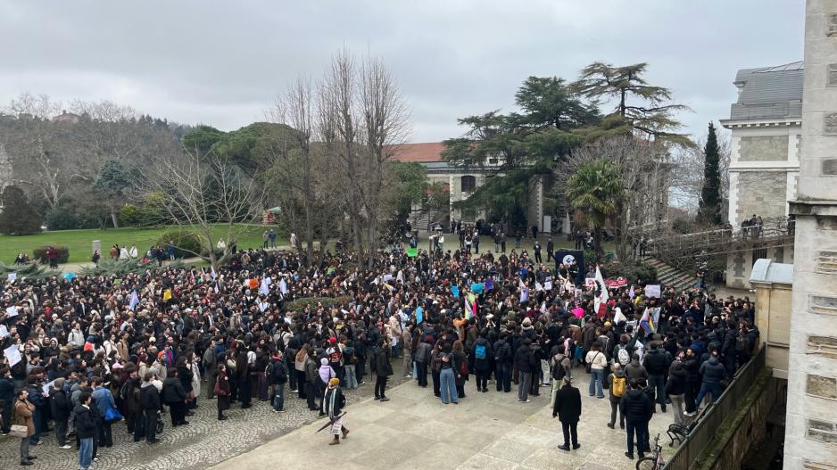 Boğaziçi Üniversitesi’nde kayyım yönetim, keyfi kararlarına karşı direnen öğrencilere çevik kuvvetle saldırdı! Üniversiteleri savunmak için örgütlü mücadeleyi büyütmeye!
